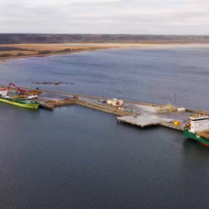 Mantsinen materiaalinkäsittelykoneet tehostamassa materiaalinkäsittelyä Kundan Satamassa Virossa. Mantsinen Material Handler operating at port of Kunda in Estonia.