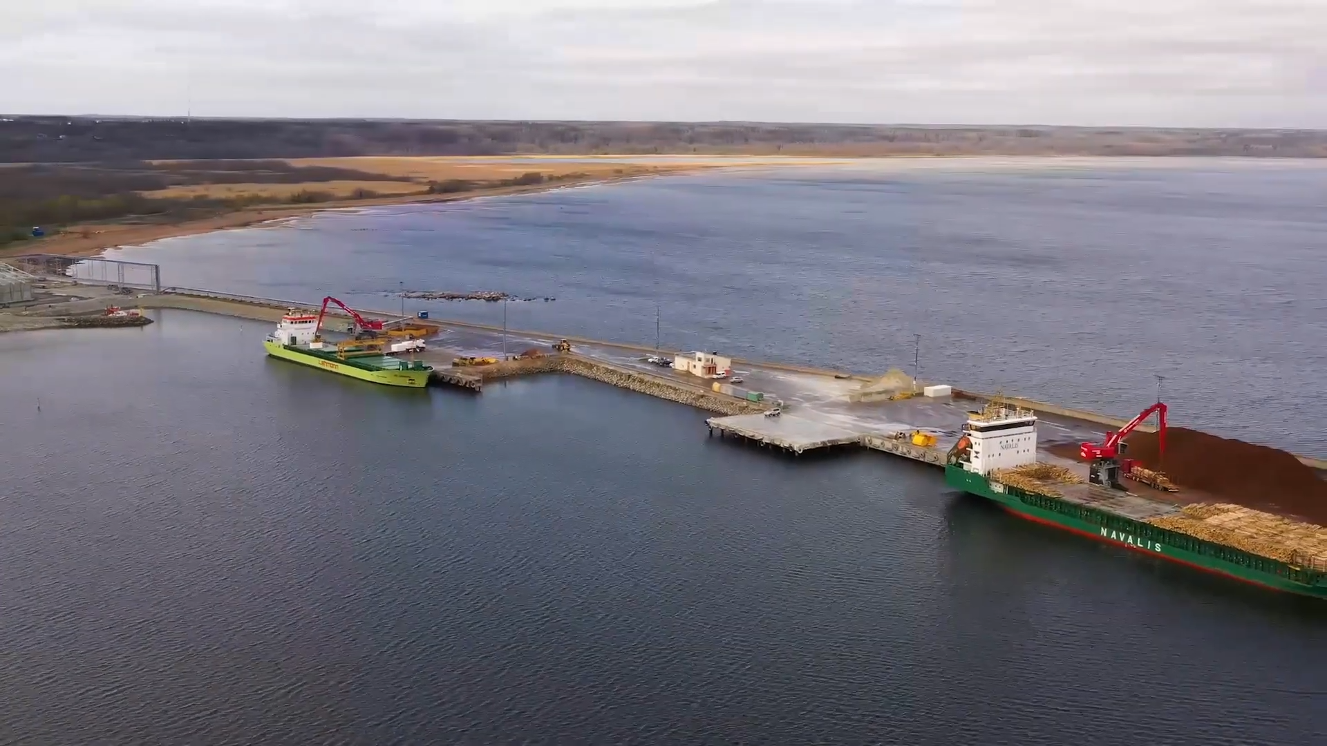 Mantsinen materiaalinkäsittelykoneet tehostamassa materiaalinkäsittelyä Kundan Satamassa Virossa. Mantsinen Material Handling machines operating at port of Kunda in Estonia.