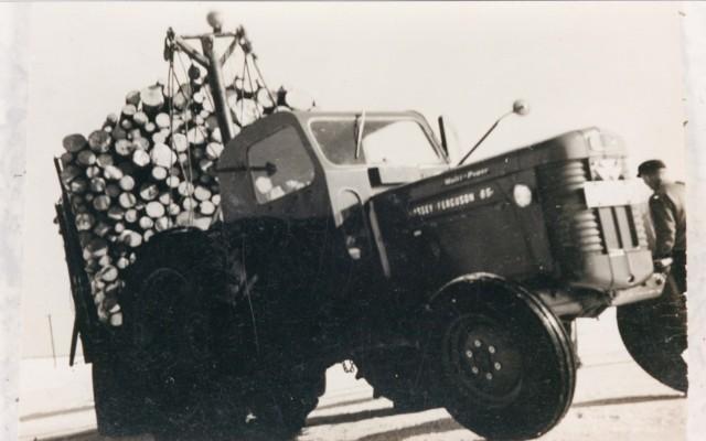 Mantsisen veljesten puu-urakointi alkoi tukinajosta. Talvella 1963 tukkeja ajettiin uittoa varten Höytiäisen jäälle.